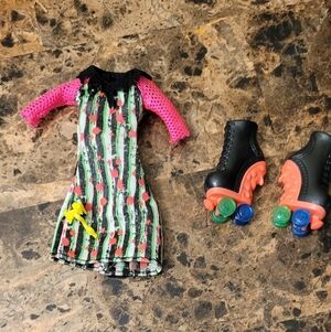 G1 Monster High Skulltimate Roller Maze Ghoulia Yelps Outfit,skates Euc Like New